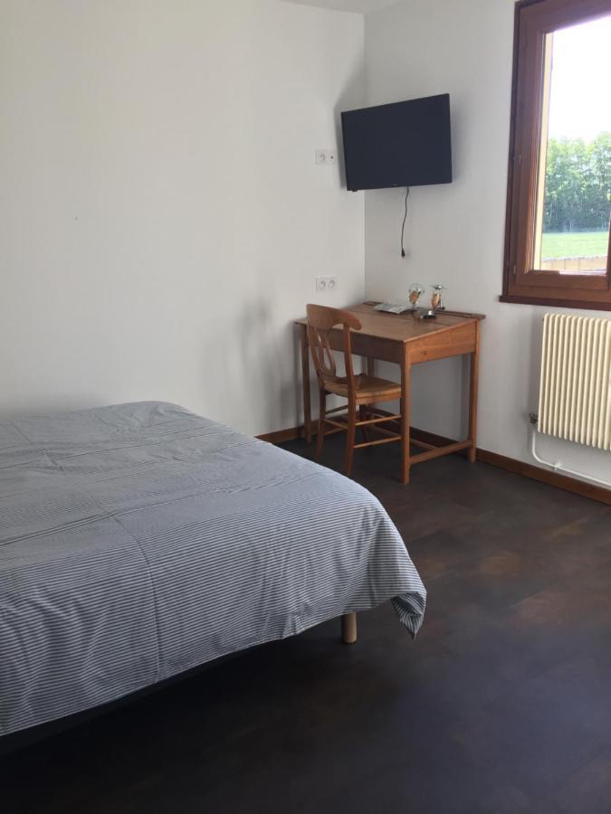Sous La Tour Bed & Breakfast Agencourt Exterior photo