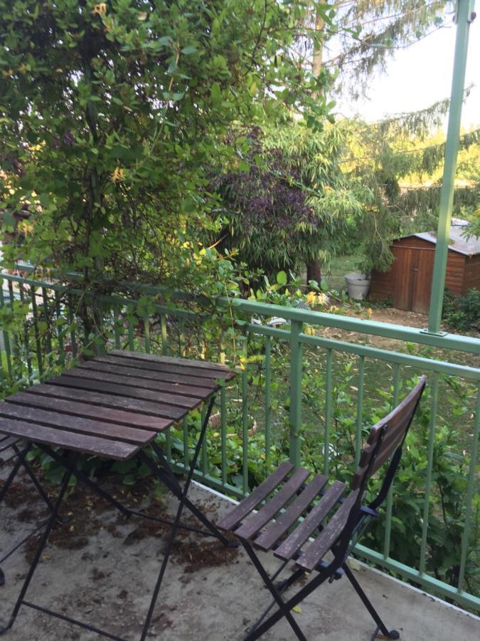 Sous La Tour Bed & Breakfast Agencourt Exterior photo
