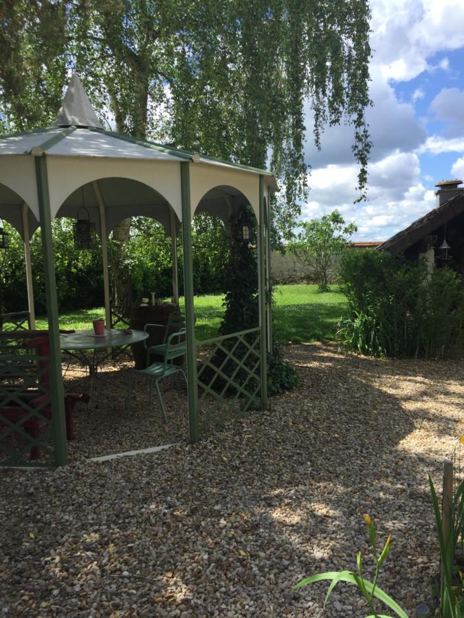 Sous La Tour Bed & Breakfast Agencourt Exterior photo