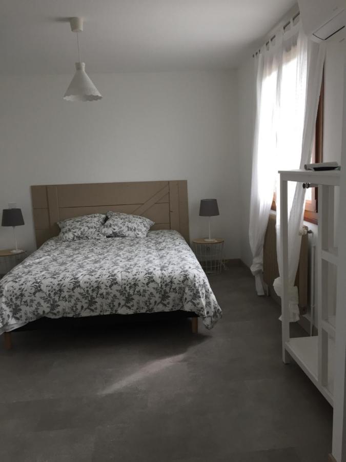 Sous La Tour Bed & Breakfast Agencourt Exterior photo